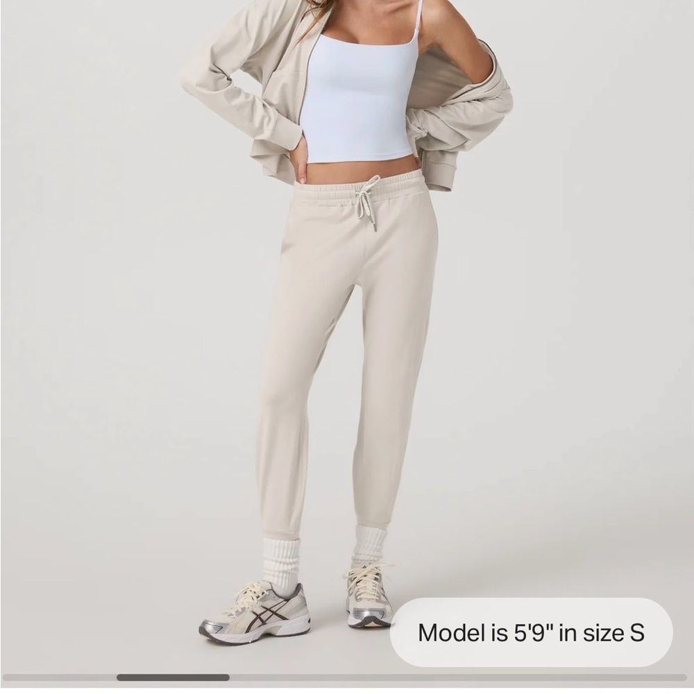 Vuori Light Beige Performance Joggers
